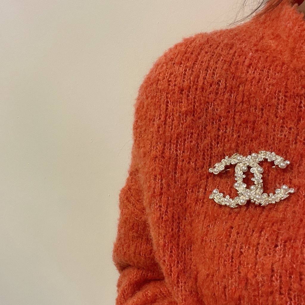 Ch Ghim Cài Áo CC Hình Hoa Lá