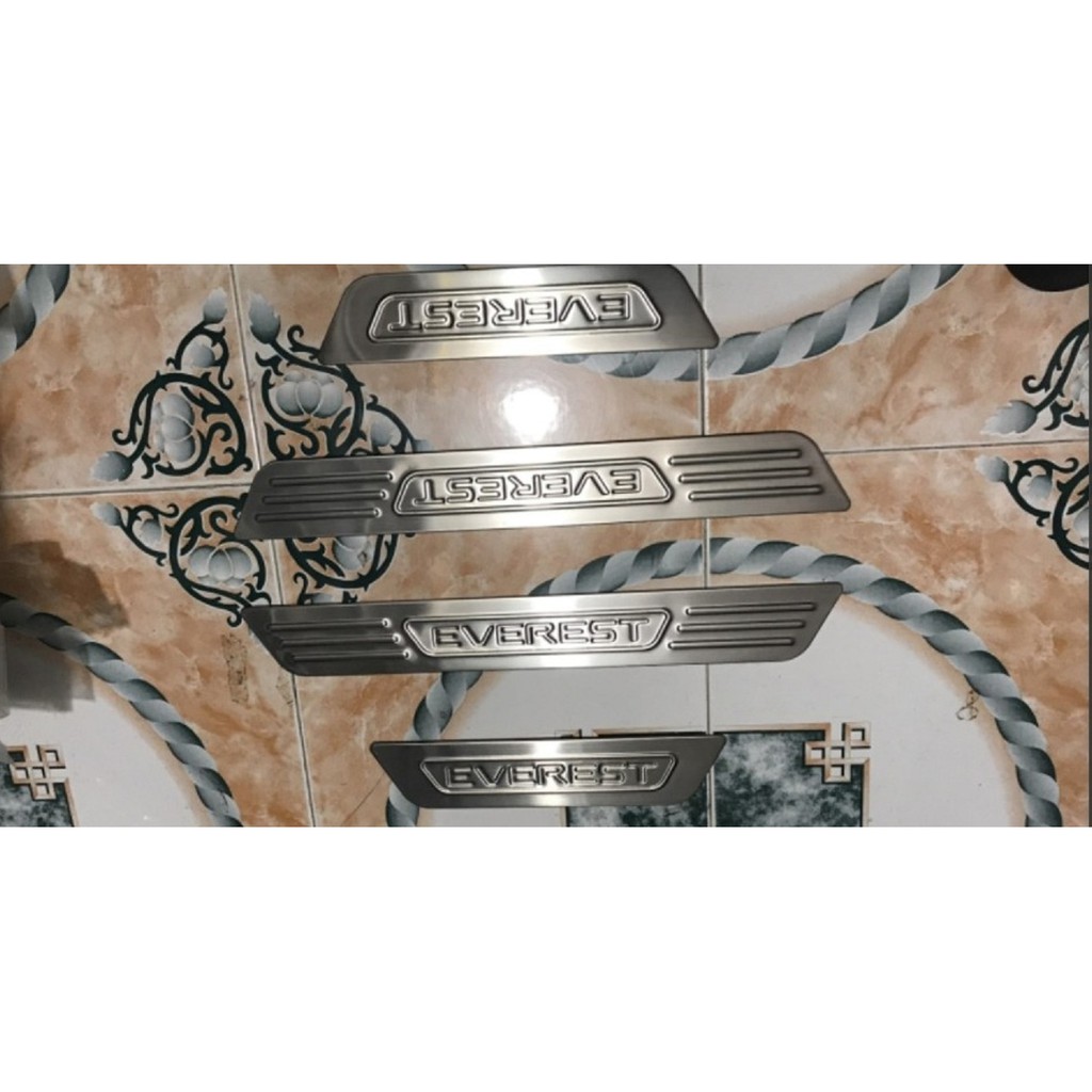 Bộ nẹp bứơc chân ngoài Inox Ford Everest các form 2017 đến 2021