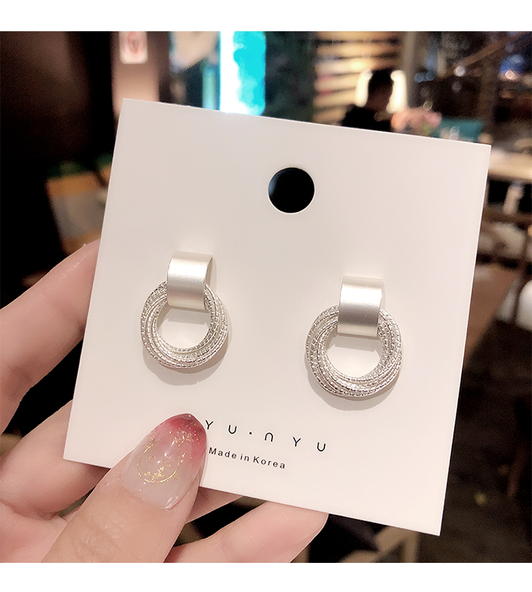 Đôi bông tai thời trang Hàn Quốc dễ dàng phối trang phục độc đáo