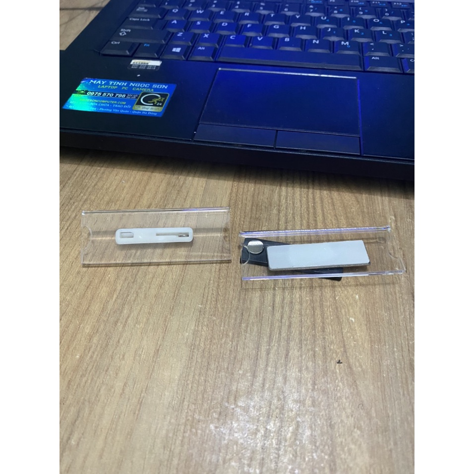 Bảng tên thay tên nhân viên, Biển tên nam châm cài áo