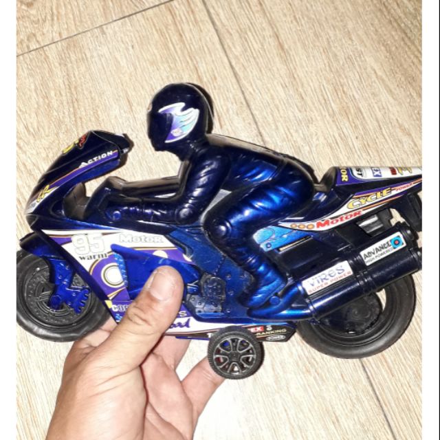 Chiếc xe mô tô mô hình bằng nhựa chạy chớn kích thước 22x15x8 cm