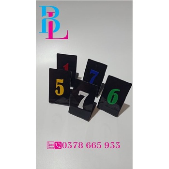 THẺ SỐ MICA ĐỂ BÀN CHỮ L NỀN ĐEN SỐ TRẮNG