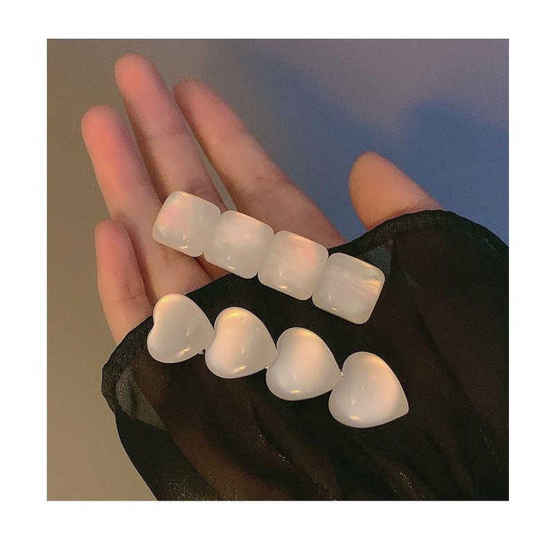 Kẹp tóc màu trắng phong cách mùa hè