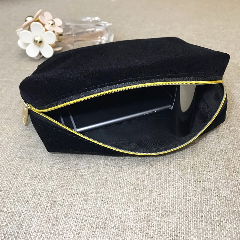 Túi Đựng Mỹ Phẩm Hình Tam Giác Bằng Nhung Đen Sang Trọng