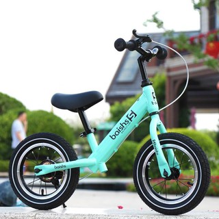 Xe thăng bằng cho bé tập đi