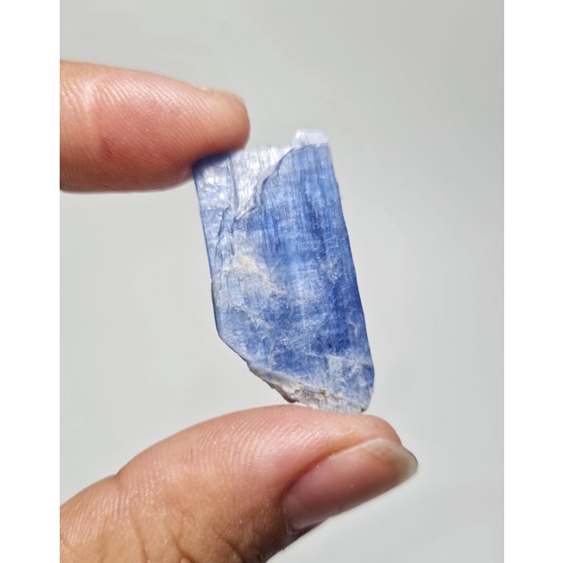 Kyanite thô tự nhiên có 3 kích cỡ dùng sưu tầm trưng bày, làm handmade, thanh tẩy bài tarot..