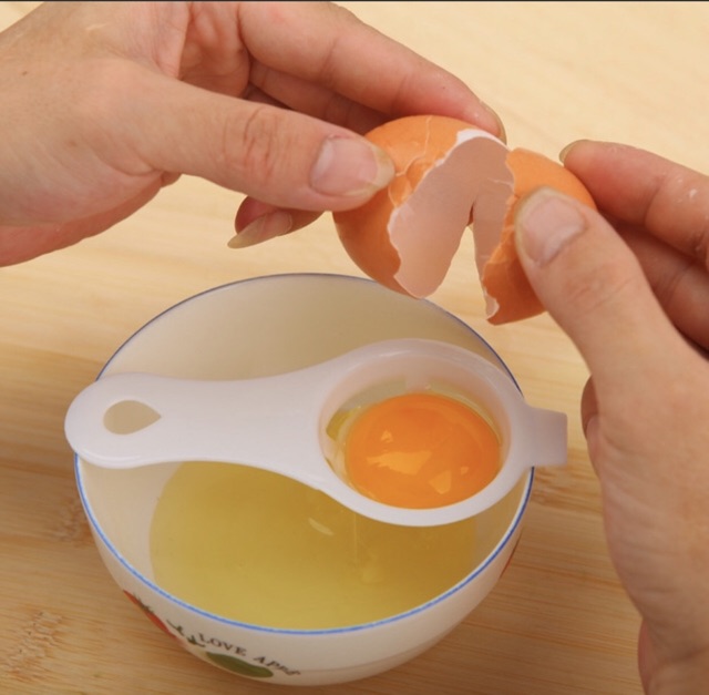 Dụng cụ tách lòng đỏ trứng tiện lợi