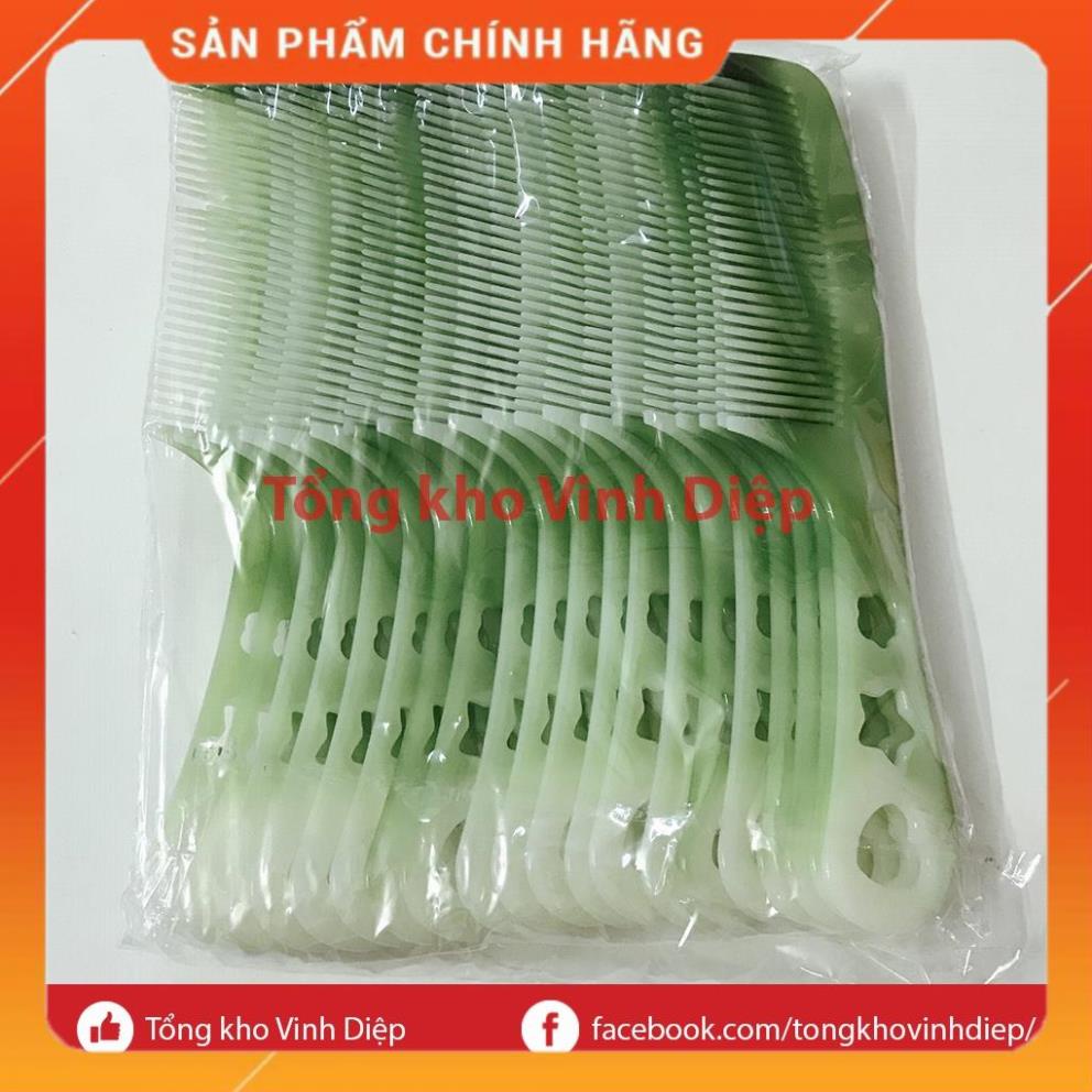 01 chiếc lược chải tóc có cán đục lỗ hình