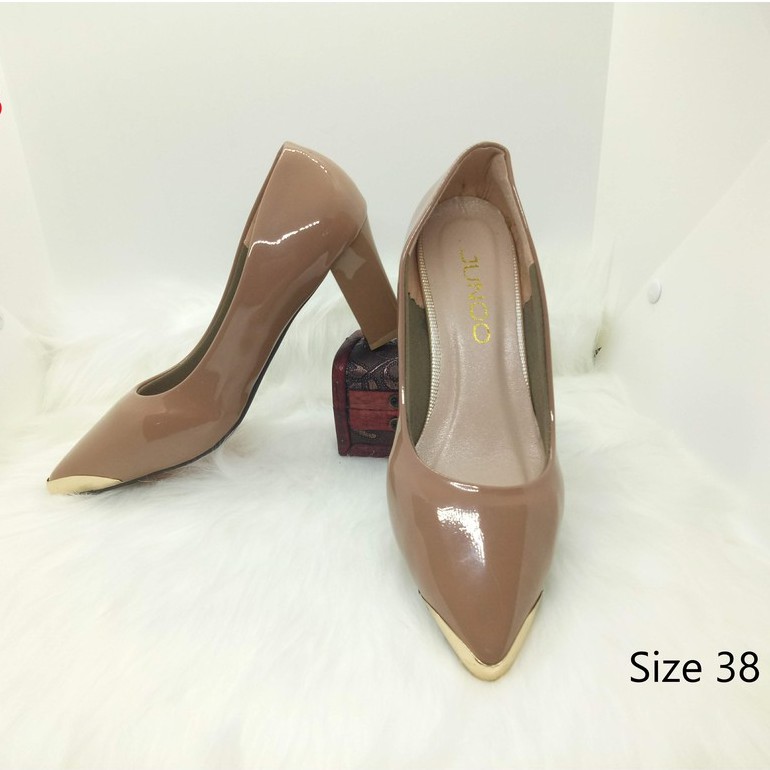 Giày cao gót chất da bóng màu nude siêu mềm, bọc mũi kim loại, mũi nhọn, gót vuông cao 7 cm, đi không đau chân