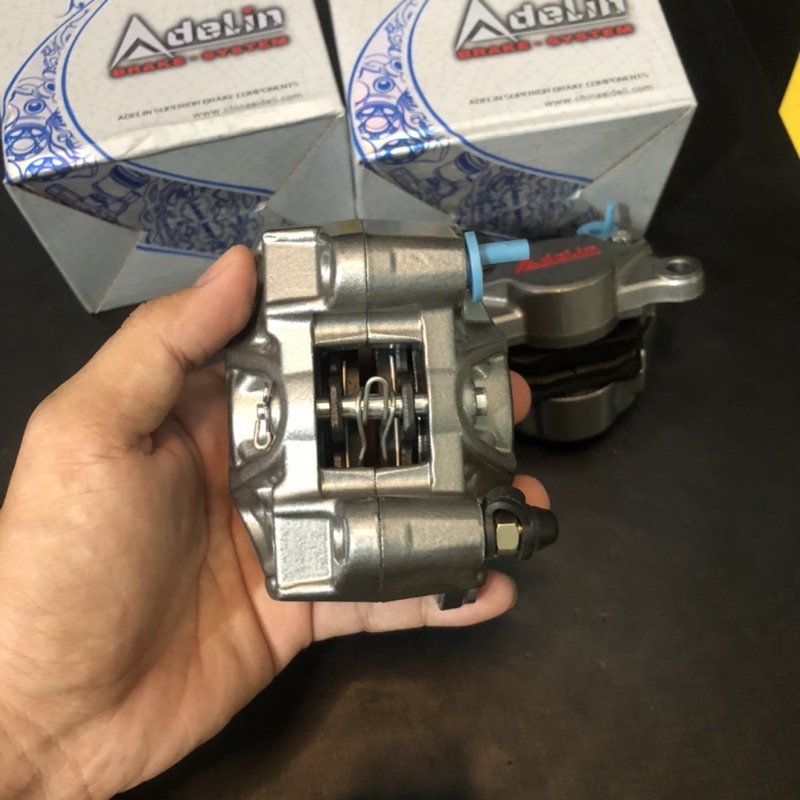 Heo dầu Adelin 2 pis chính hãng logo đỏ dùng cả thắng trước và sau gắn mọi loại xe