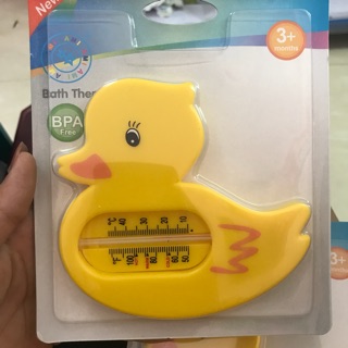Đo nhiệt độ nước tắm cho bé