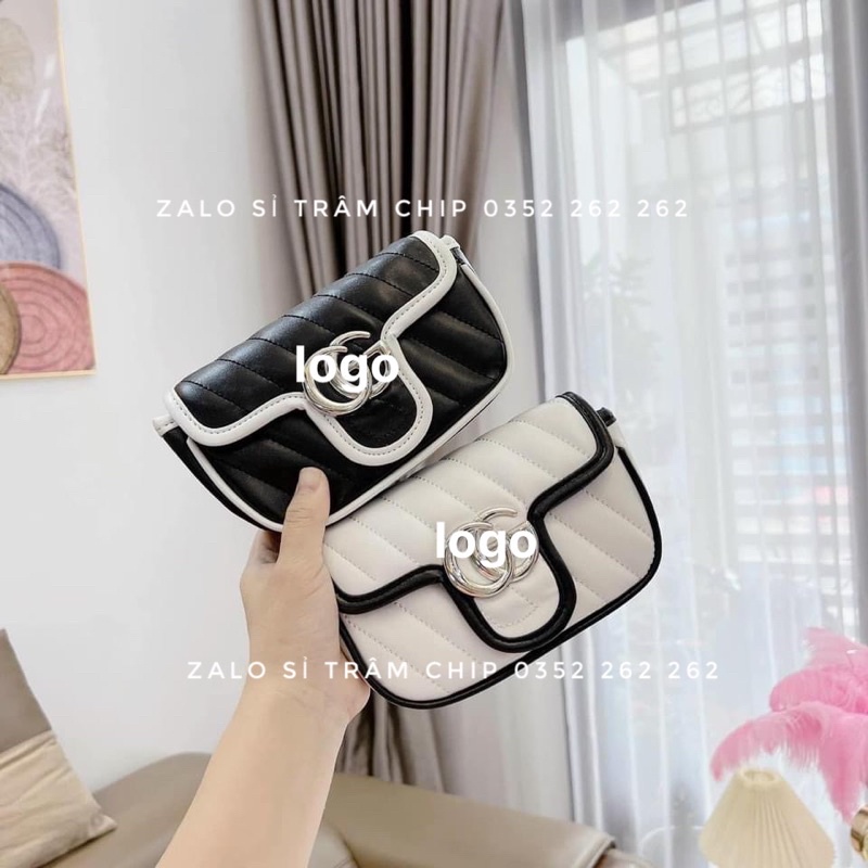 Túi Đeo Chéo Trần Vạch Màu Đen Trắng Logo Tag Bạc Size 18 Xinh Xắn