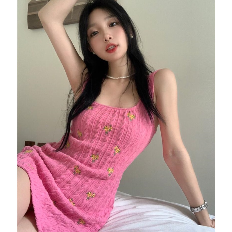 Đầm Dệt Kim Hai Dây Hoạ Tiết Hoa Thêu Thiết Kế Quyến Rũ