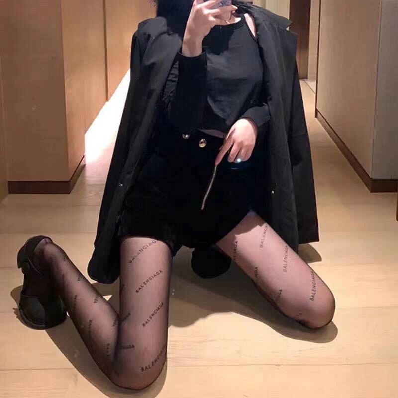 Quần tất Balenciaga