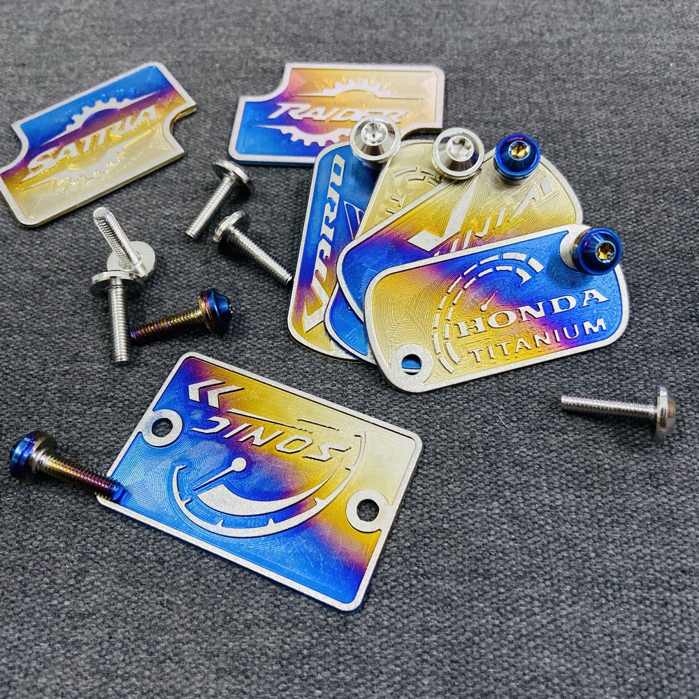 [GIÁ GỐC] TEM DÁN BÌNH DẦU TITAN CHO XE MÀY KẾT HỢP ỐC INOX ( 2 ỐC 4LY1,5)