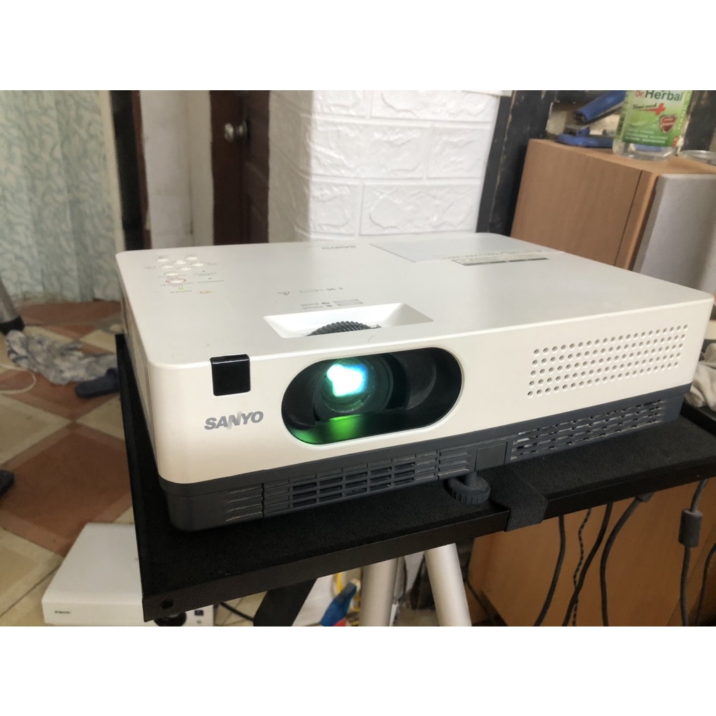 Máy chiếu cũ Sanyo PLC-XW300 chính hãng giá rẻ