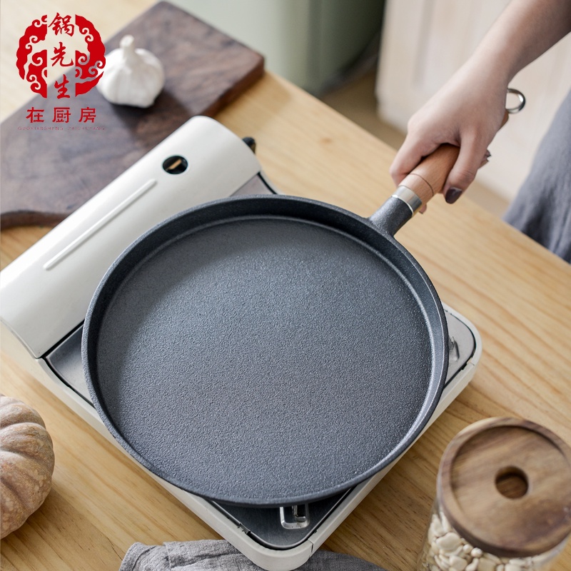 Chảo gang đáy phẳng chống dính dùng trong nhà bếp gia đình, nhà hàng 26cm ( kèm quà tặng )