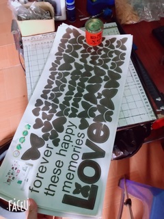 Decal dán tường chữ LOVE và bướm