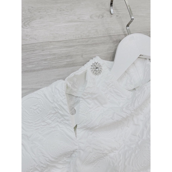 Váy xốp trắng khoét vai hoa đá tay phồng xoè