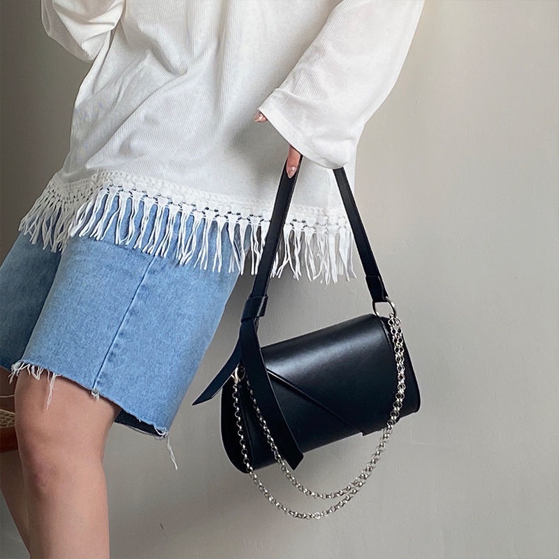 Túi đeo vai màu đen phối dây xích phong cách phương Tây thời trang