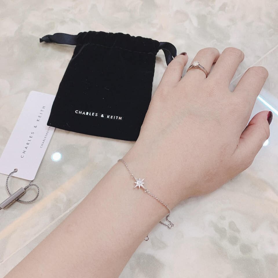 Vòng tay ngôi sao Charles&Keith