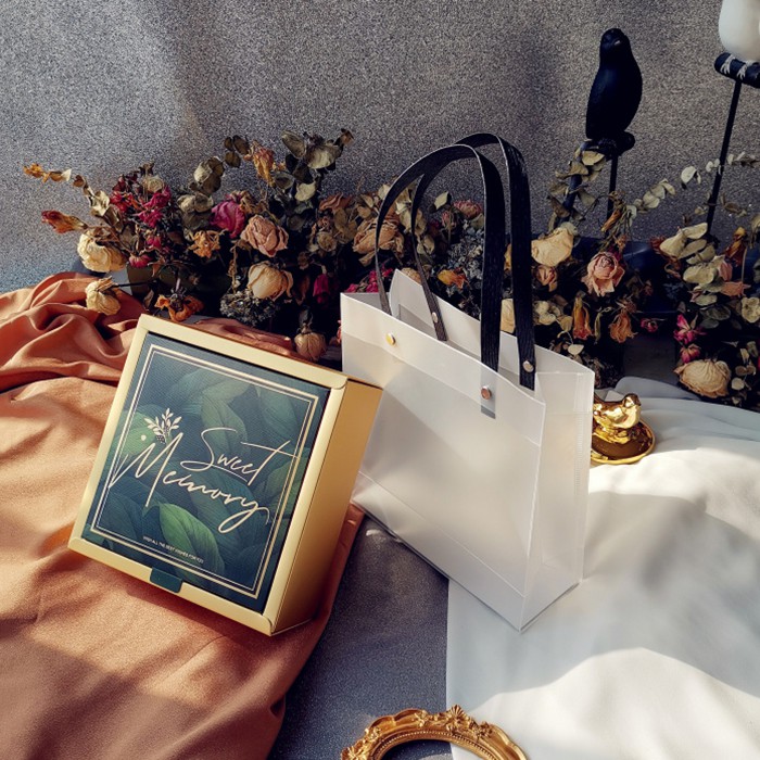 Hộp đựng quà kiểu nắp chìm viền vàng kèm túi trong suốt 17x17x6.5cm nhiều mẫu | BigBuy360 - bigbuy360.vn