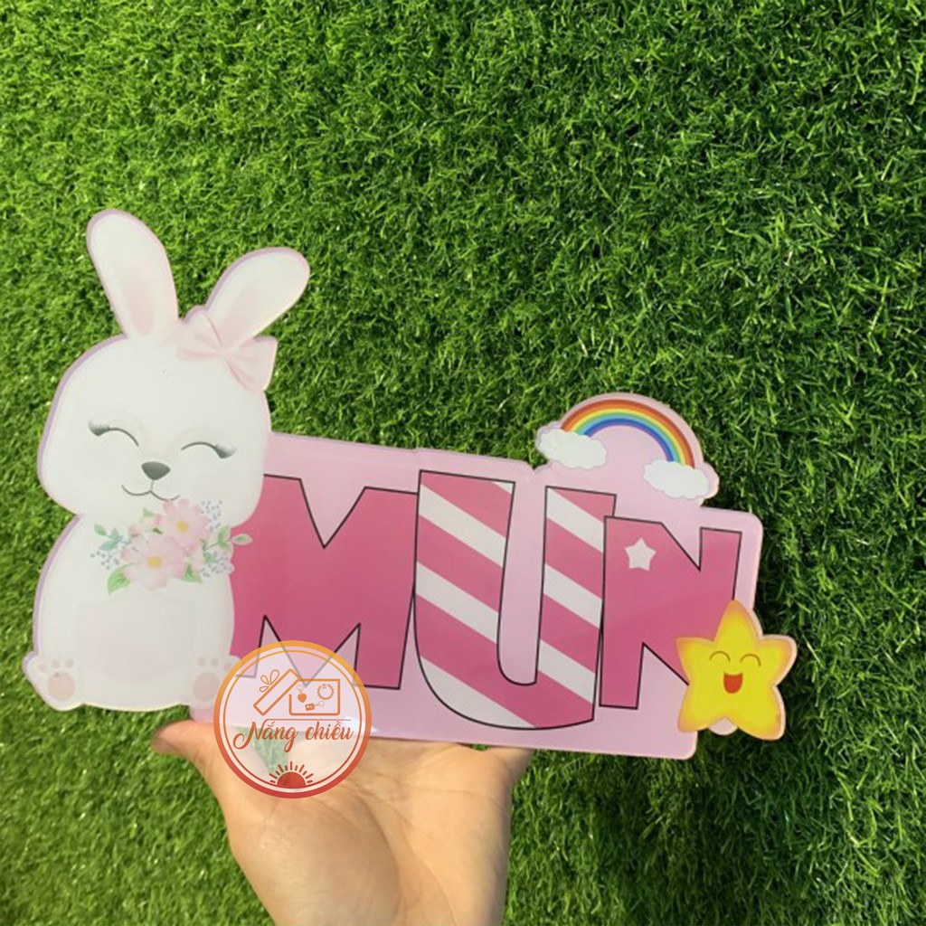 In Tên Bé Để Bàn Kèm Hình Chibi Mẫu Đẹp, chất liệu mica sáng bóng và bền đẹp