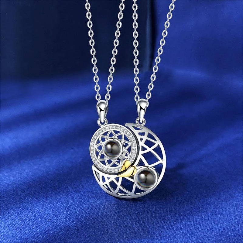 Cặp vòng cổ mặt hình mặt trăng và mặt trời cho cặp đôi 100 ngôn ngữ