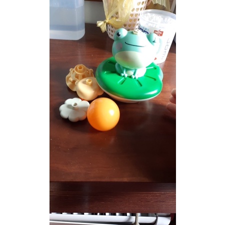 Chú ếch xanh phun nước ngộ nghĩnh