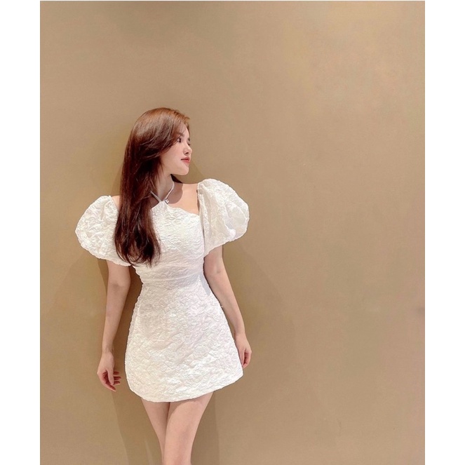 Váy Gấm Xốp Cổ Yếm Hở Vai Tay Phồng Khoá Lưng Màu Trắng, Đầm Dự Tiệc Quảng Châu Chất Xốp