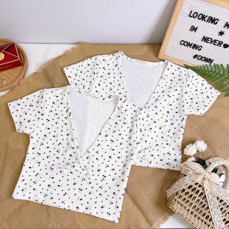 Áo croptop tay ngắn xẻ ngực hoa nhí ôm eo siêu cuốn hút