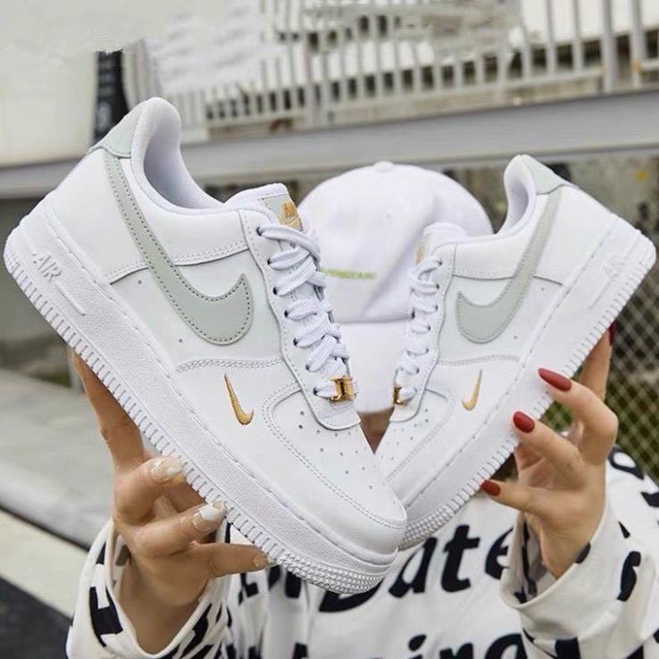 Giày thể thao air force 1 vệt xám logo vàng , Giày Nike_AF1 trắng vệt xám nam nữ bản đẹp 2022