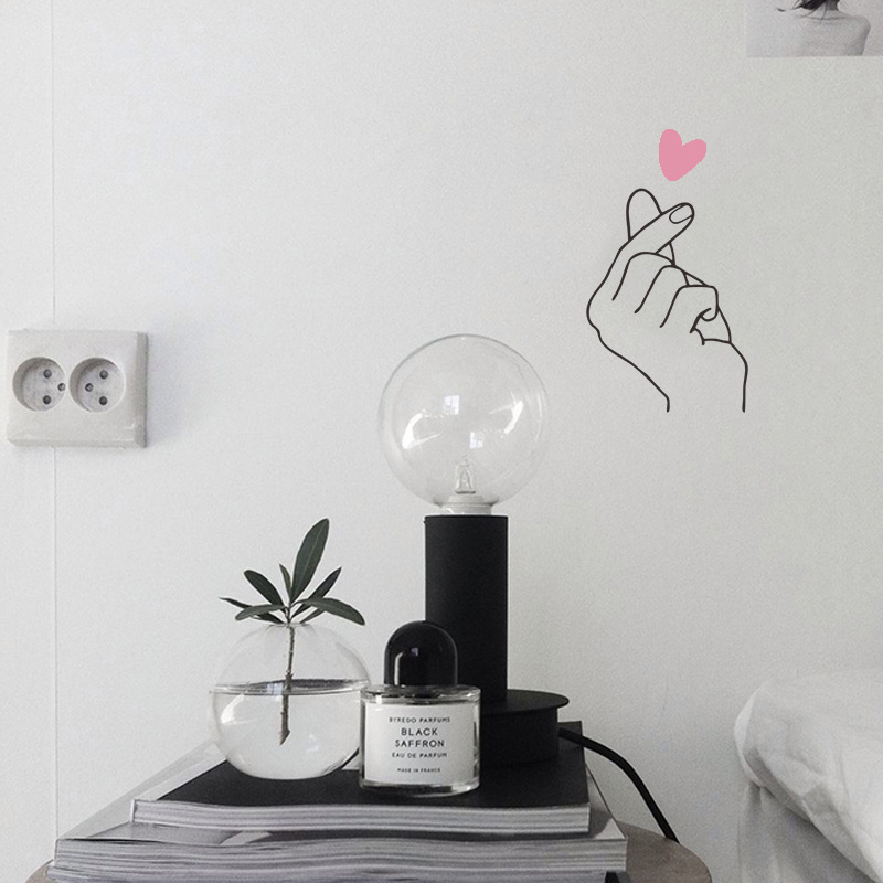 Hình dán tường họa tiết hình trái tim dùng trong trang trí phòng khách