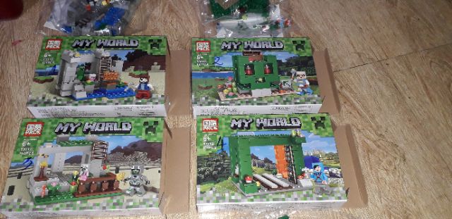Lắp ráp 1 hộp LegoMinecraff My Word 63012 có nhiều chi tiết bằng nhựa ABS