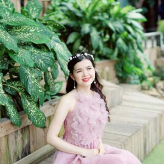 Dạ hội xốp cổ yếm váy xòe