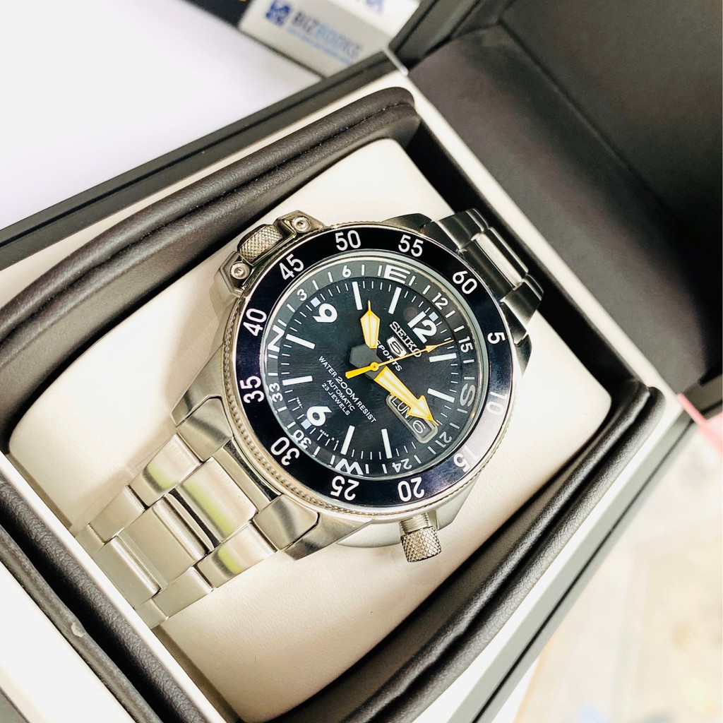 Đồng hồ Nam Seiko 5 Sport SKZ209J1 Automatic Mặt đen,Lịch thứ ngày,Vòng Bezel-Máy cơ tự động-Dây kim loại-Size 42mm