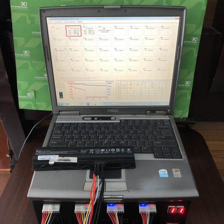 Máy sạc, xả và đo dung lượng pin laptop chuyên dụng.