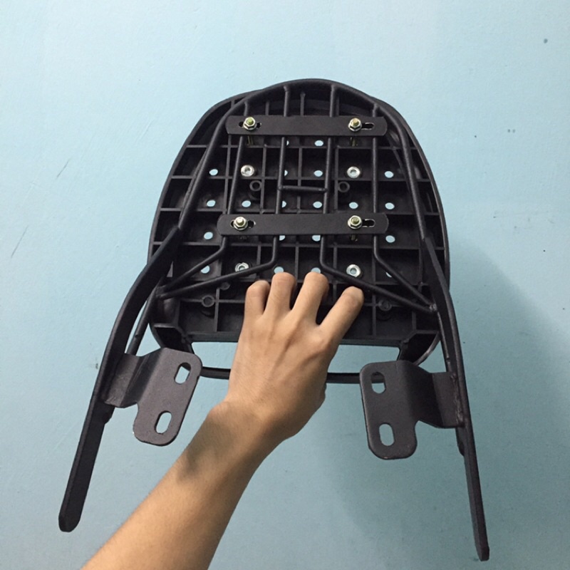 Đế thùng givi kèm pát ốc