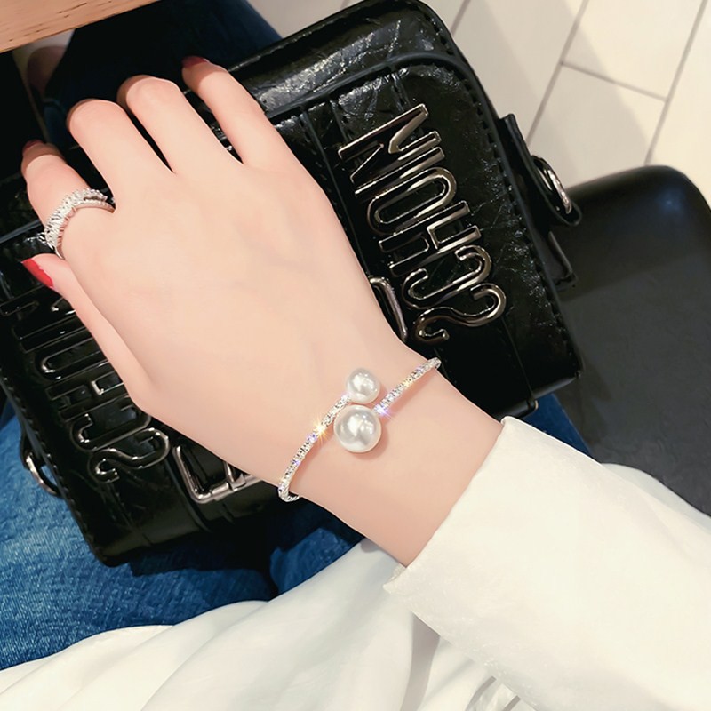 Vòng tay nữ dạng kiềng đính đá sang chảnh