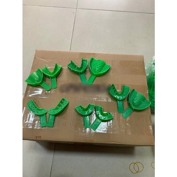 Khay nhựa lấu dấu răng xanh lá có đục lỗ bằng nhựa bán theo cặp tuỳ chọn