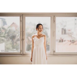 Đầm maxi trắng 2 dây viền hoa