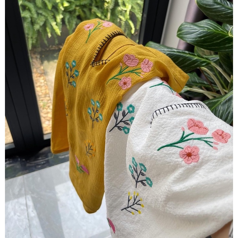 Áo thêu hoa tơ đũi cổ trụ xẻ. Hình thật shop chụp cận vải