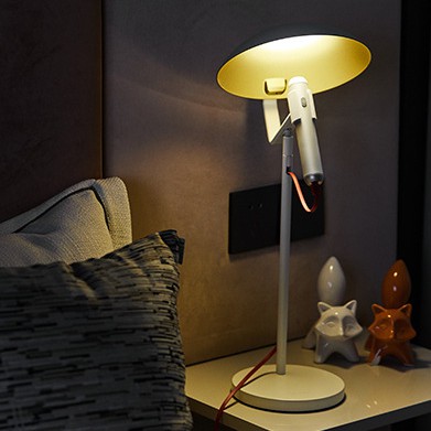 Đèn bàn Flashlight thiết kế tinh tế 109gr, ánh sáng êm dịu pin 2600mAh - Vaithuhay