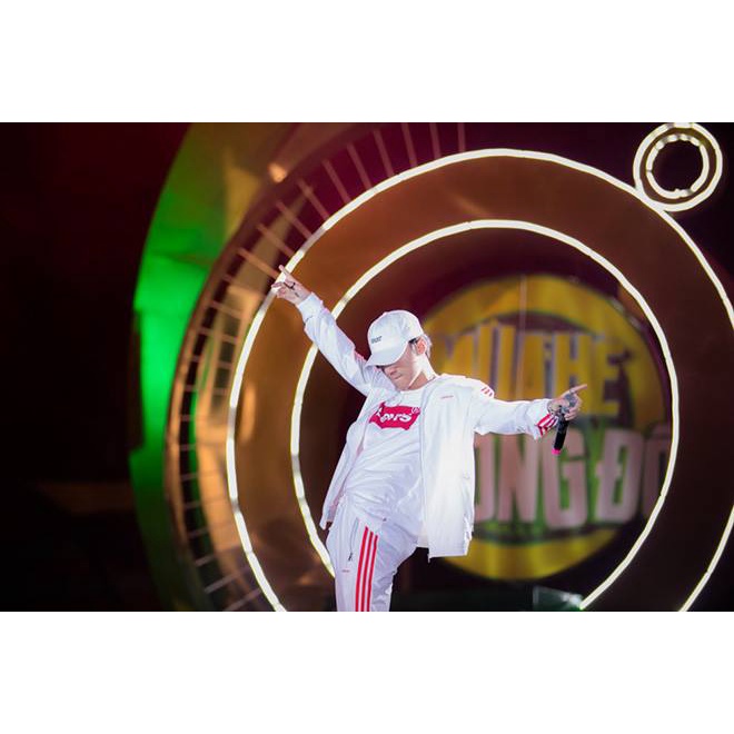 Áo thun Levis trắng Sơn Tùng MTP