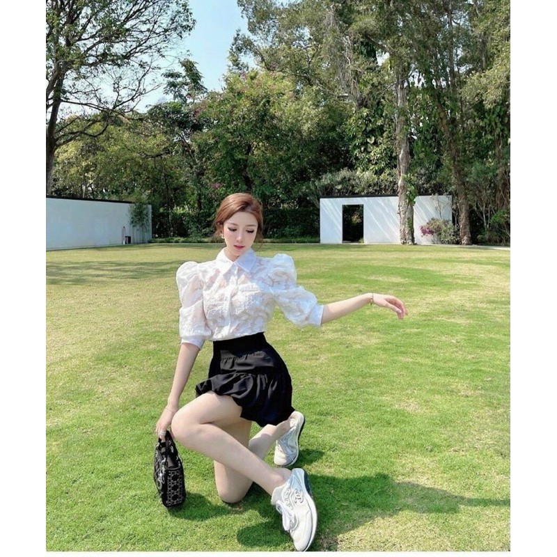 SET ÁO REN HOA NỔI TRẮNG CHÂN VÁY XOÈ ĐEN