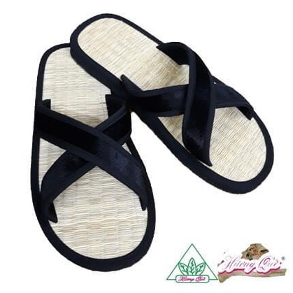 Dép chiếu Hương Quế DCQ-05 thích hợp mang trong nhà, trong văn phòng và bạn đồng hành của du khách khi đến thăm Việt Nam