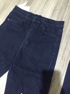 Quần jean giấy đen và xanh đen