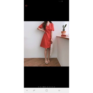 Đầm đỏ họa tiết cổ V