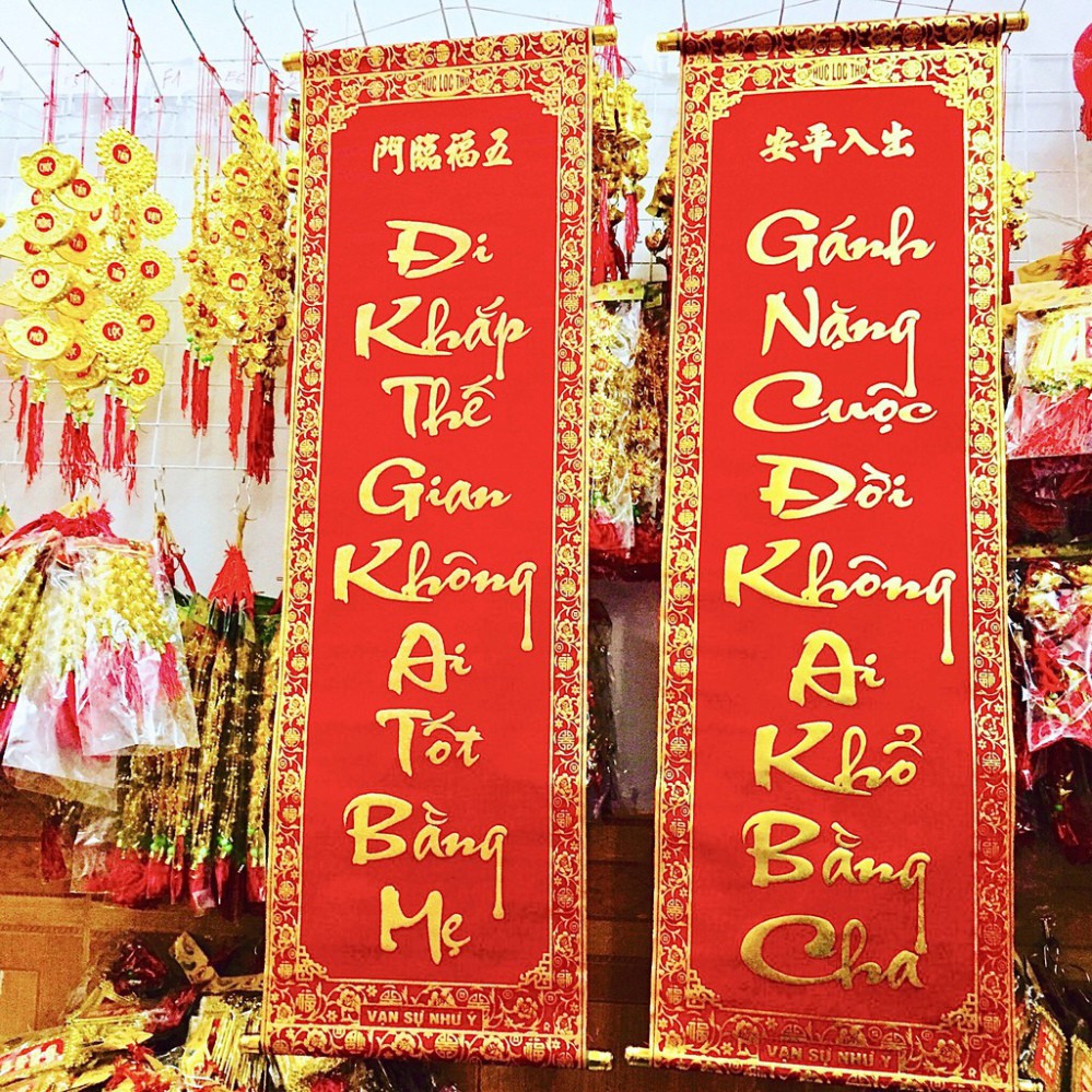 1 đôi câu đối đỏ, liễng trang trí tết in chữ Việt Nam làm từ vải nhung đẹp cha mẹ