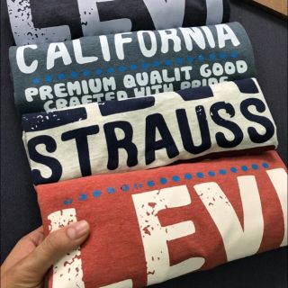 Áo cổ tròn in Levis